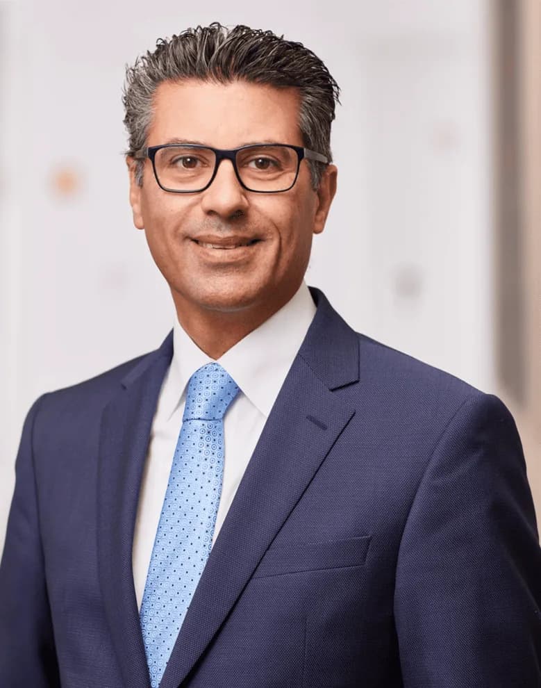 Dr. med. Marwan Nuwayhid Dr. med. Marwan Nuwayhid - Facharzt für Gynäkologie und Experte für ästhetische Chirurgie mit 30+ Jahren Erfahrung